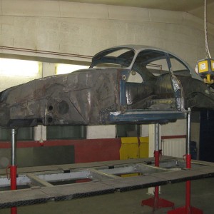 Zerlegen der Karosserie je nach Restaurationsaufwand - abtrennen der Front und Heckpartie, heraustrennen der Längsträger, Schweller, Bodenbleche, Rahmenteile und öffnen aller Hohlräume zur Vorbereitung zum Sandstrahlen der Karosserie