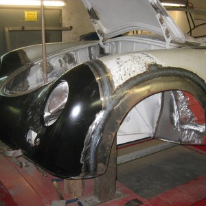 Aufbau und Reparatur der Außenverkleidung im Frontbereich eines Porsche 356 Speedster, neuangefertigter Radlauf mit Drahteinlage.