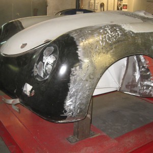 Aufbau und Reparatur der Außenverkleidung im Frontbereich eines Porsche 356 Speedster, neuangefertigter Radlauf mit Drahteinlage.