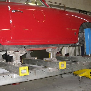 Aufsetzen und befestigen des Fahrzeuges auf der Car-Bench-Richtbühne