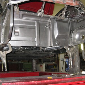 Einbau des Batteriekasten und des vorderen Bugblechs
